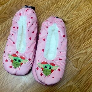 STAR WARS BABY YODA SLIPPERS PINK HEARTS ONE SIZE FITS ONCE ONE PAIR NWT